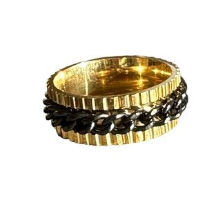 Unisex Ribbed Gold Ring with Black Chain